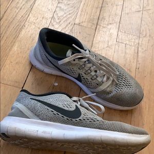 GRAY AND BLACK NIKE FREE RUN SNEAKERS